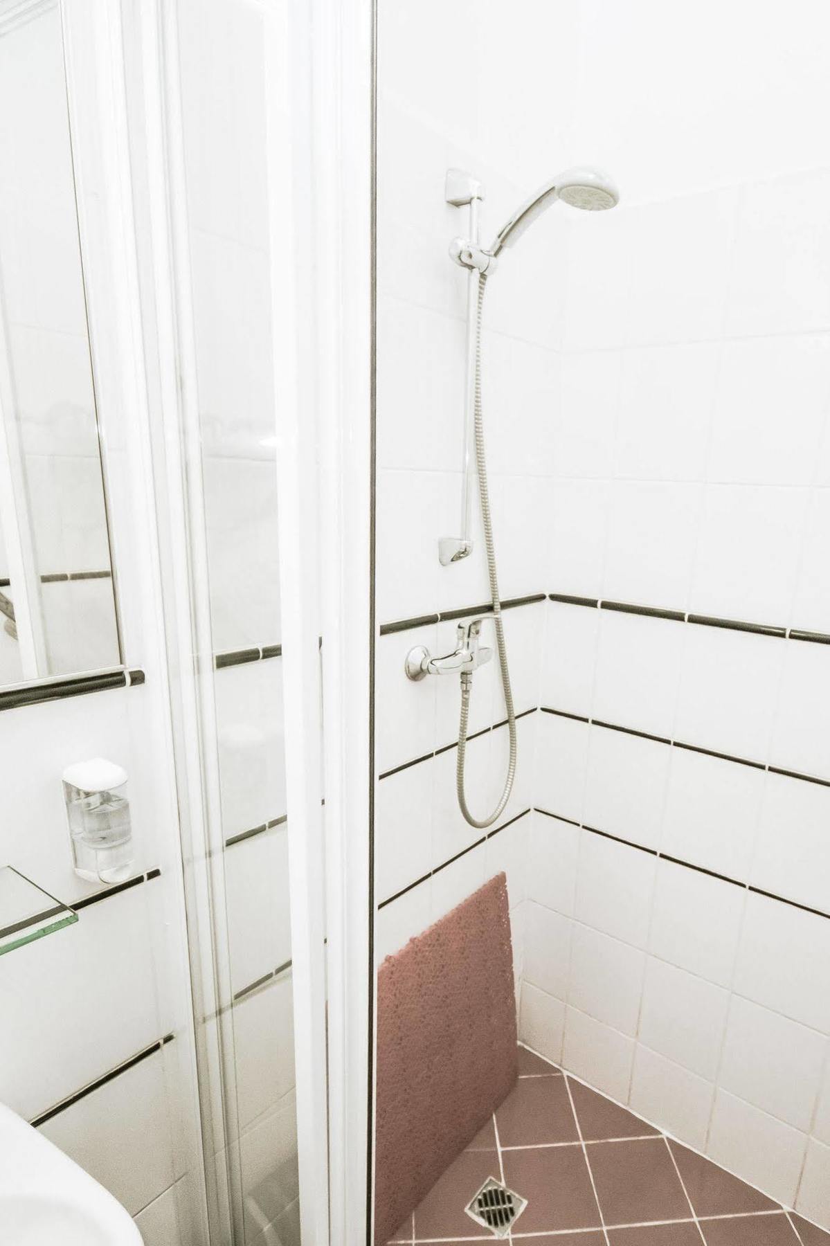 Hotel Kert Free Parking Рига Екстер'єр фото